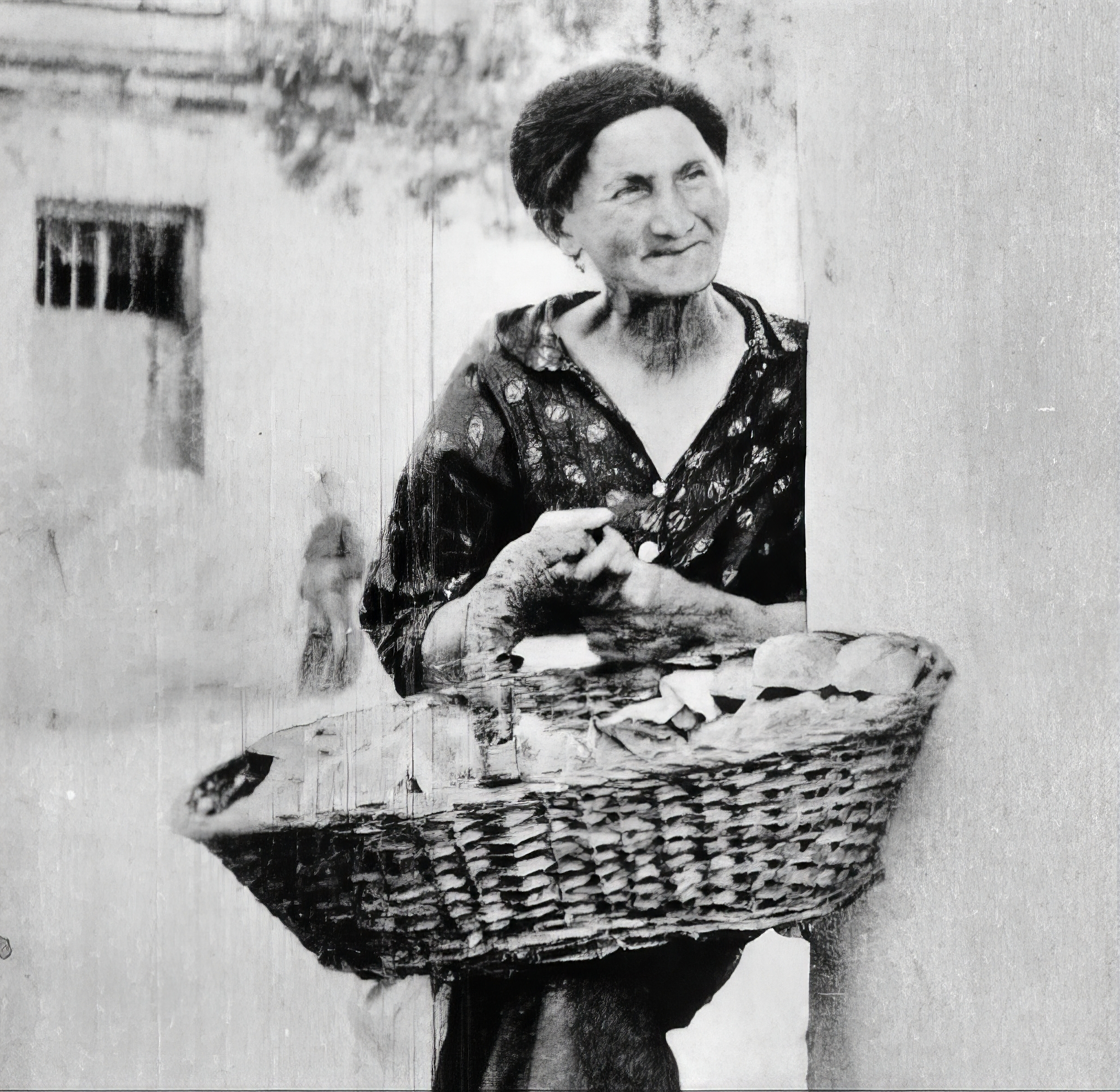 A peddler of pletslekh (flat onion breads), Warsaw, 1927. Photograph by Menakhem Kipnis. It was common for Jewish women to play the dominant role in earning their families’ livelihoods. (Forward Association/YIVO)