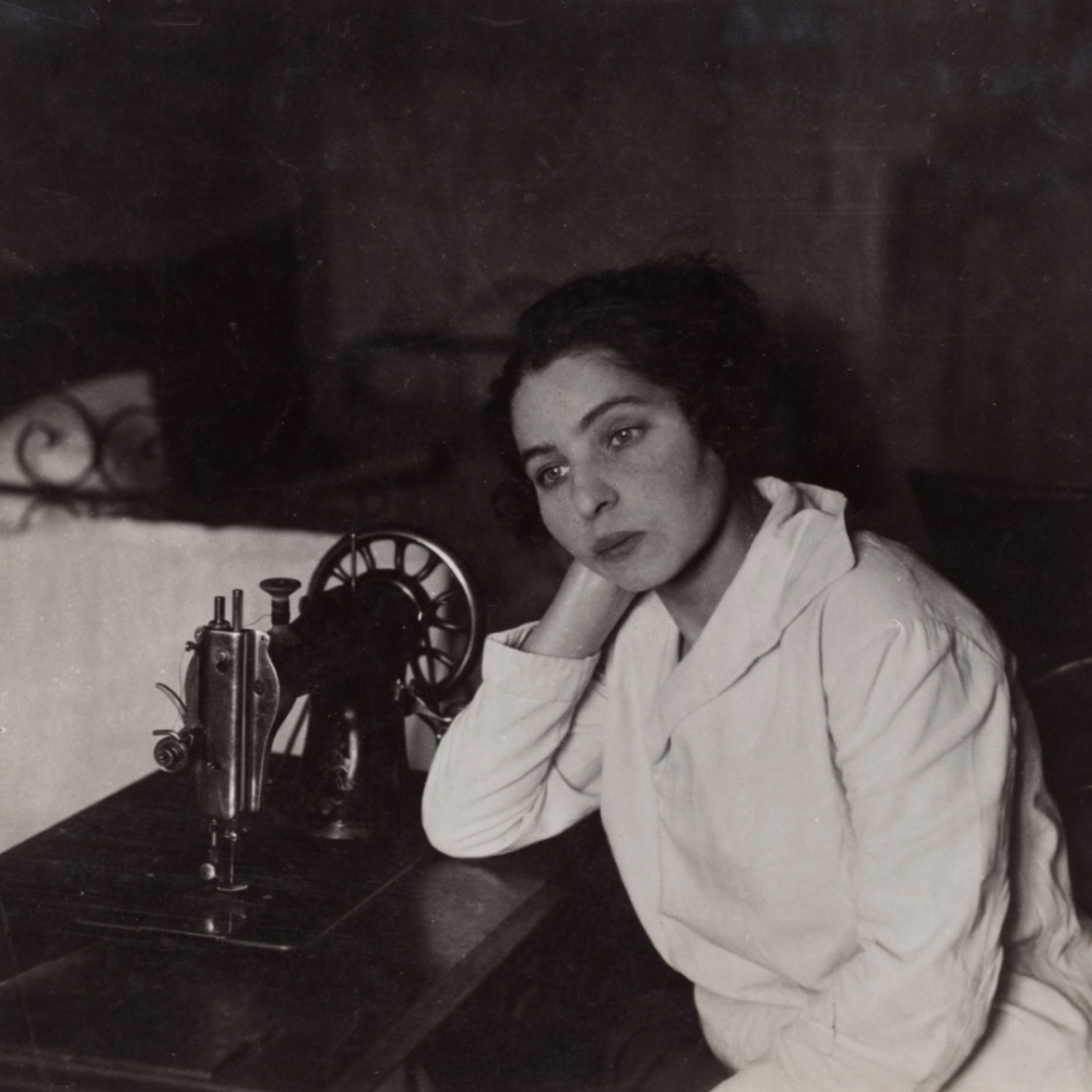 Unemployed seamstress at her sewing machine, Bialystok, Poland, 1926. Photograph by Alter Kacyzne. (RG 1270 Papers of Alter Kacyzne) YIVO