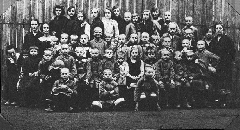 Janusz Korczak with the children in 1920s