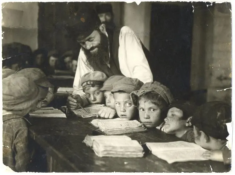 Teacher and students in a heder in Lublin, Poland, in the 1920s. These Jewish elementary schools taught the basic elements of Judaism and created generations of literate Jews. Photographer: Alter Kacyzne (killed in a Nazi pogrom in 1941).