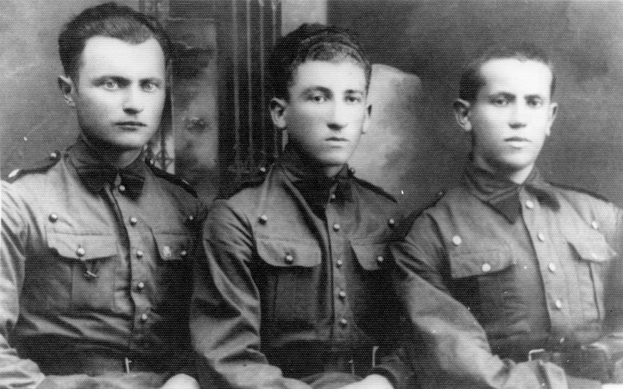 Young Jews from Trebzinia at the Polish military preparatory academy. Left to right: Mordechai Reich, Yosef Rosenbaum, Mendel Markovich. Yad Vashem Photo Archive 1986/48