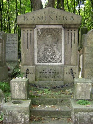 The headstone is engraved both in Polish and in Yiddish, stating simply: “Mother Esther Rokhl Kamińska.”