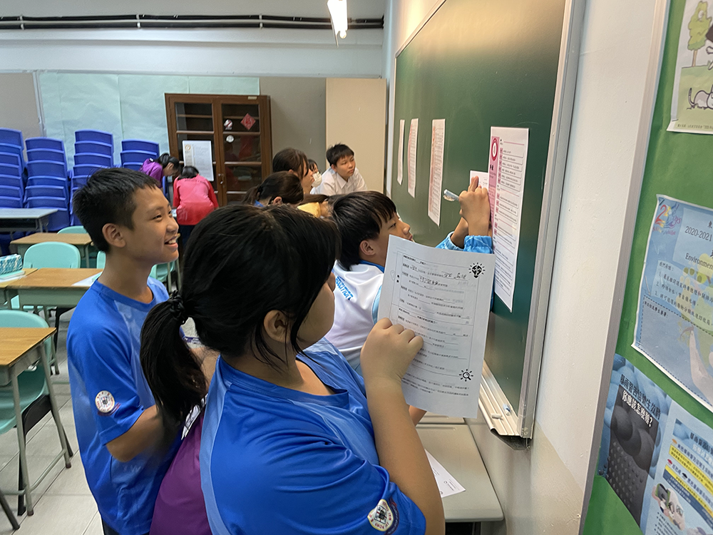 An image of school children learning in an arts and crafts class