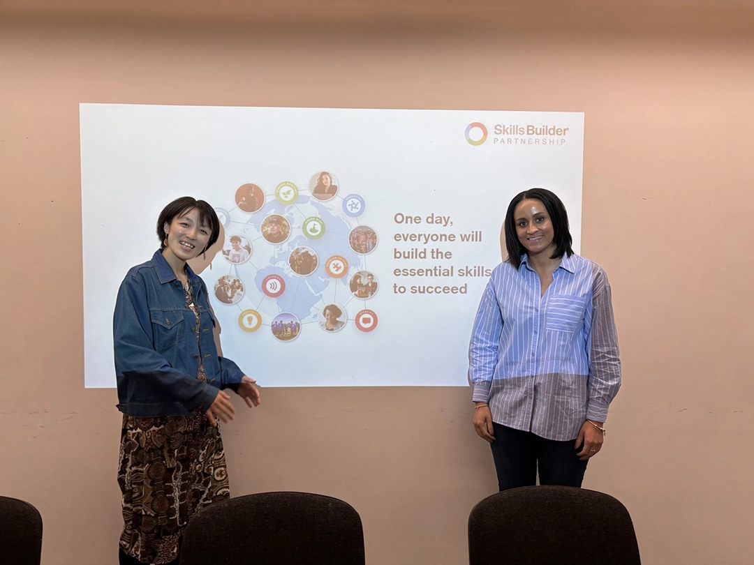Sophie Deaville standing side-by-side with a teacher from Japan