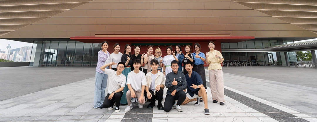 A group of Kong-Kong students, with Ednovators, posing for a photo