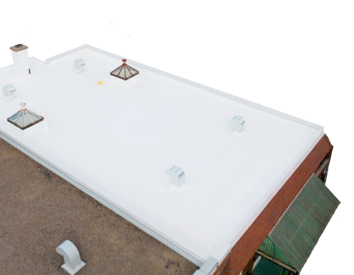 Vue aérienne d'un toit plat blanc avec plusieurs structures de ventilation et deux lanterneaux en verre.