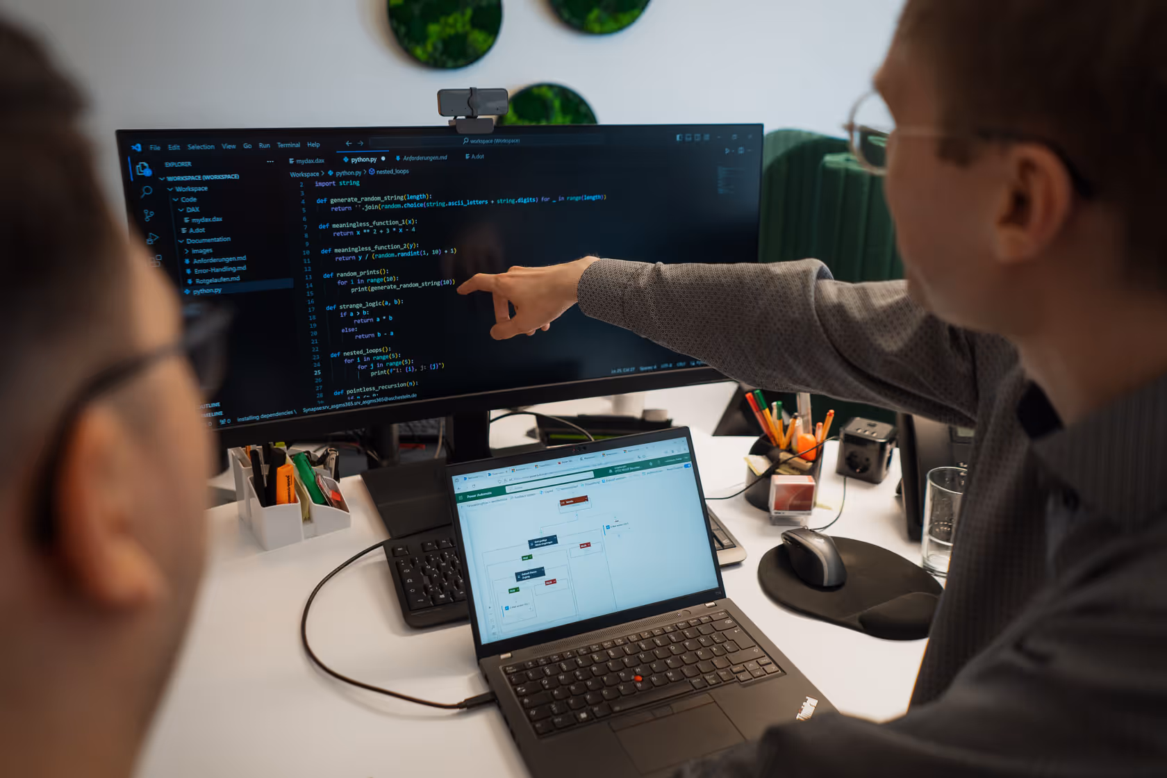 atflow Teamfoto 2025 mit Laptop und Monitor mit Code