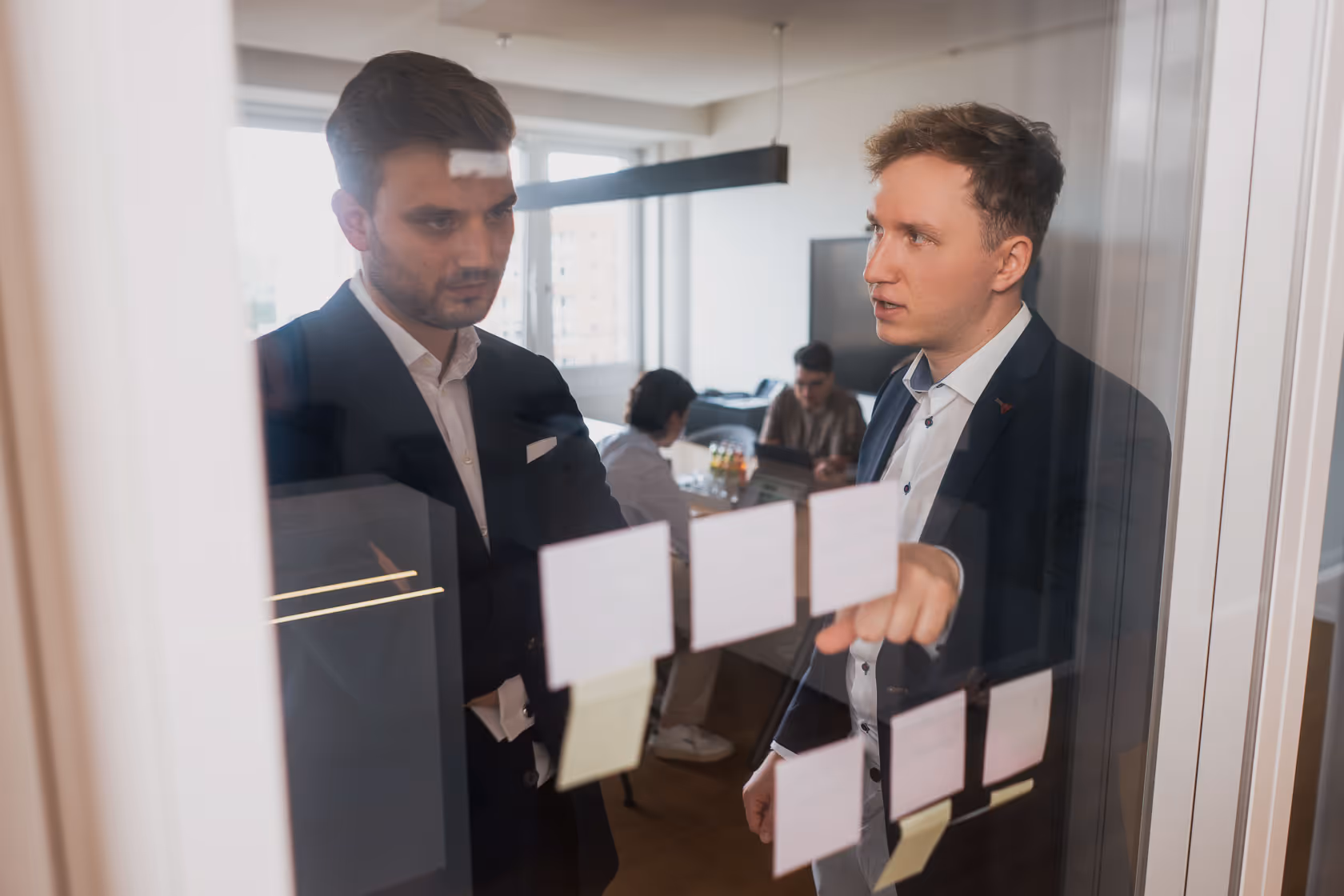 atflow Teamfoto 2025 Business Meeting mit Notizzetteln Brainstorming Session