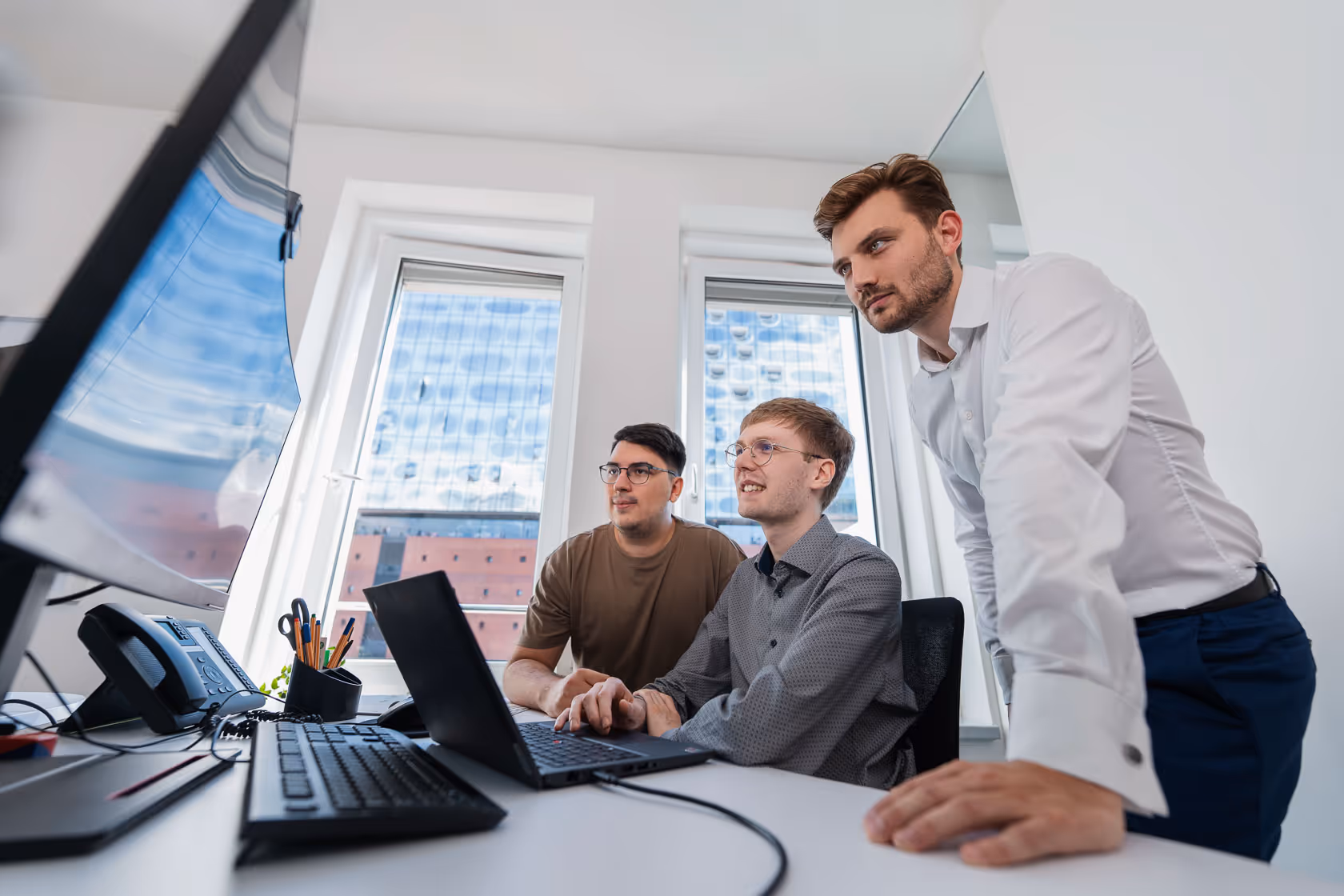 atflow Teamfoto 2025 mit Monitor 2 