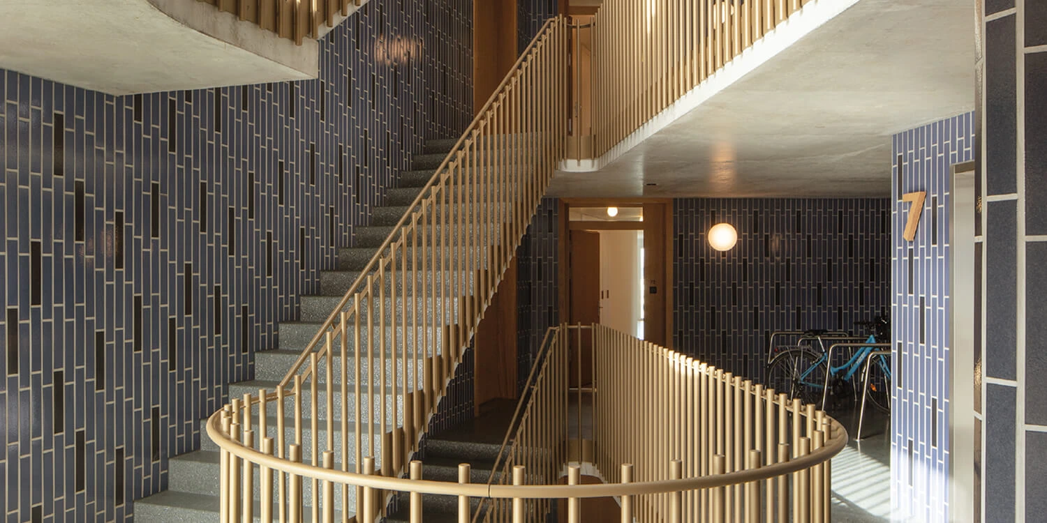 Un immeuble autour d’une cage d’escalier