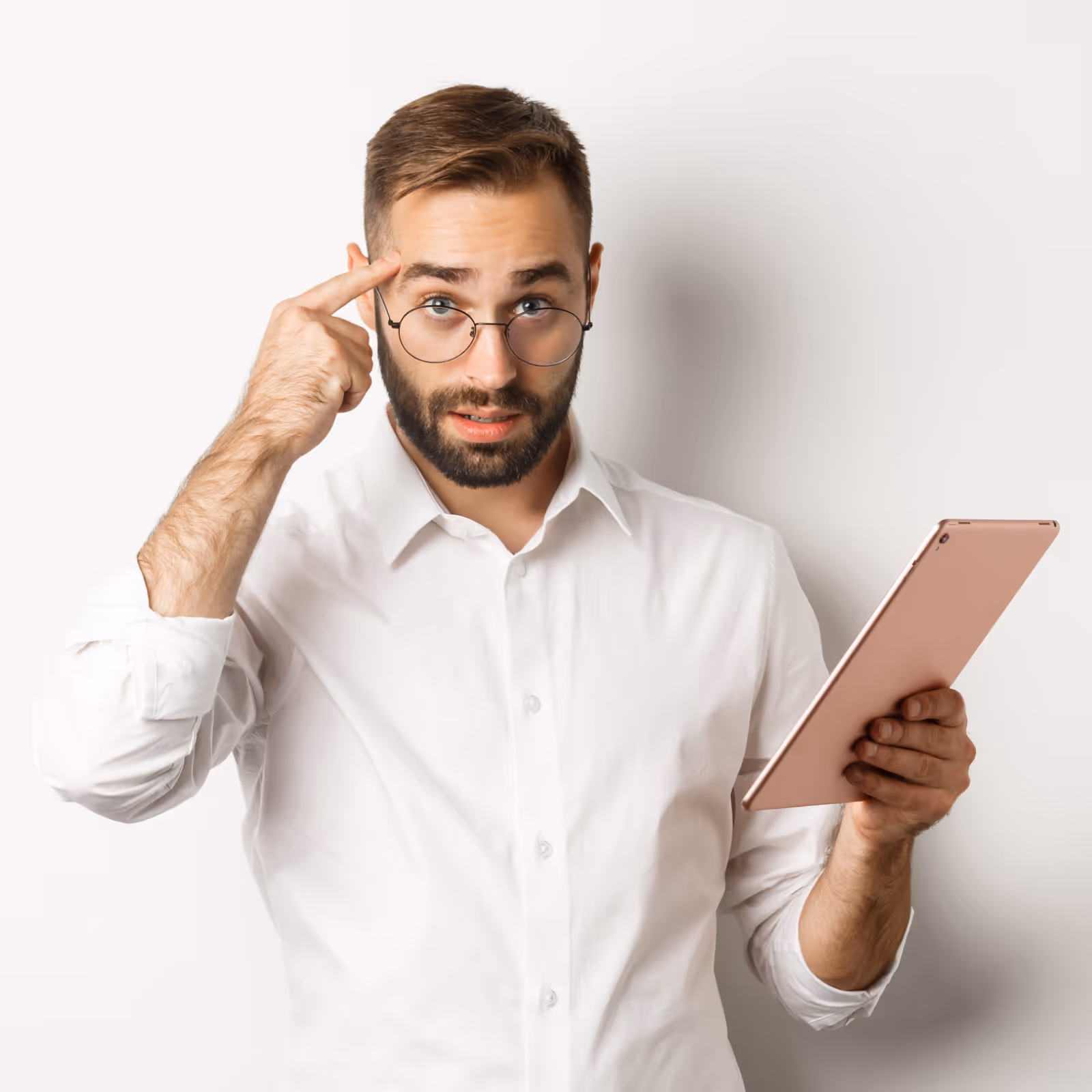 Zakelijke professional met bril bij boodschap dat expertise lastig te verwoorden is in marketing.