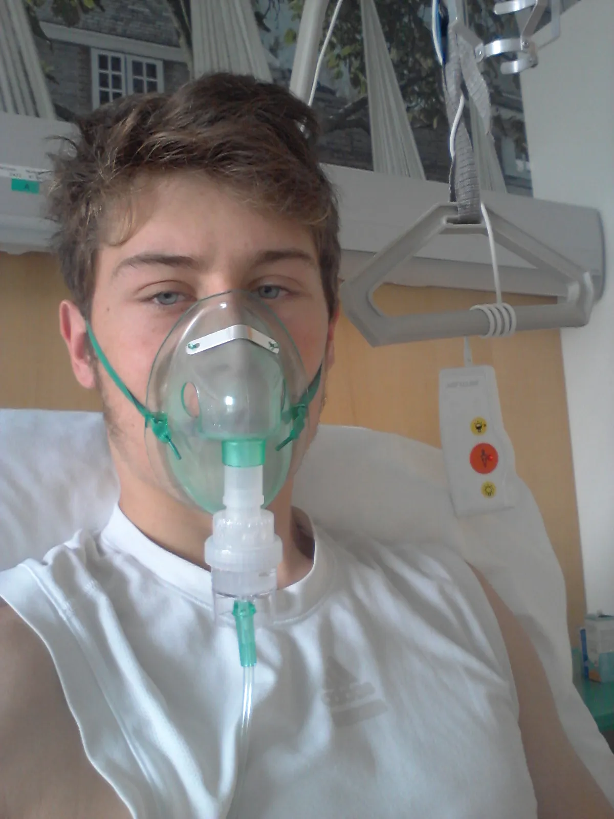 Person mit Atemmaske in einem medizinischen Umfeld