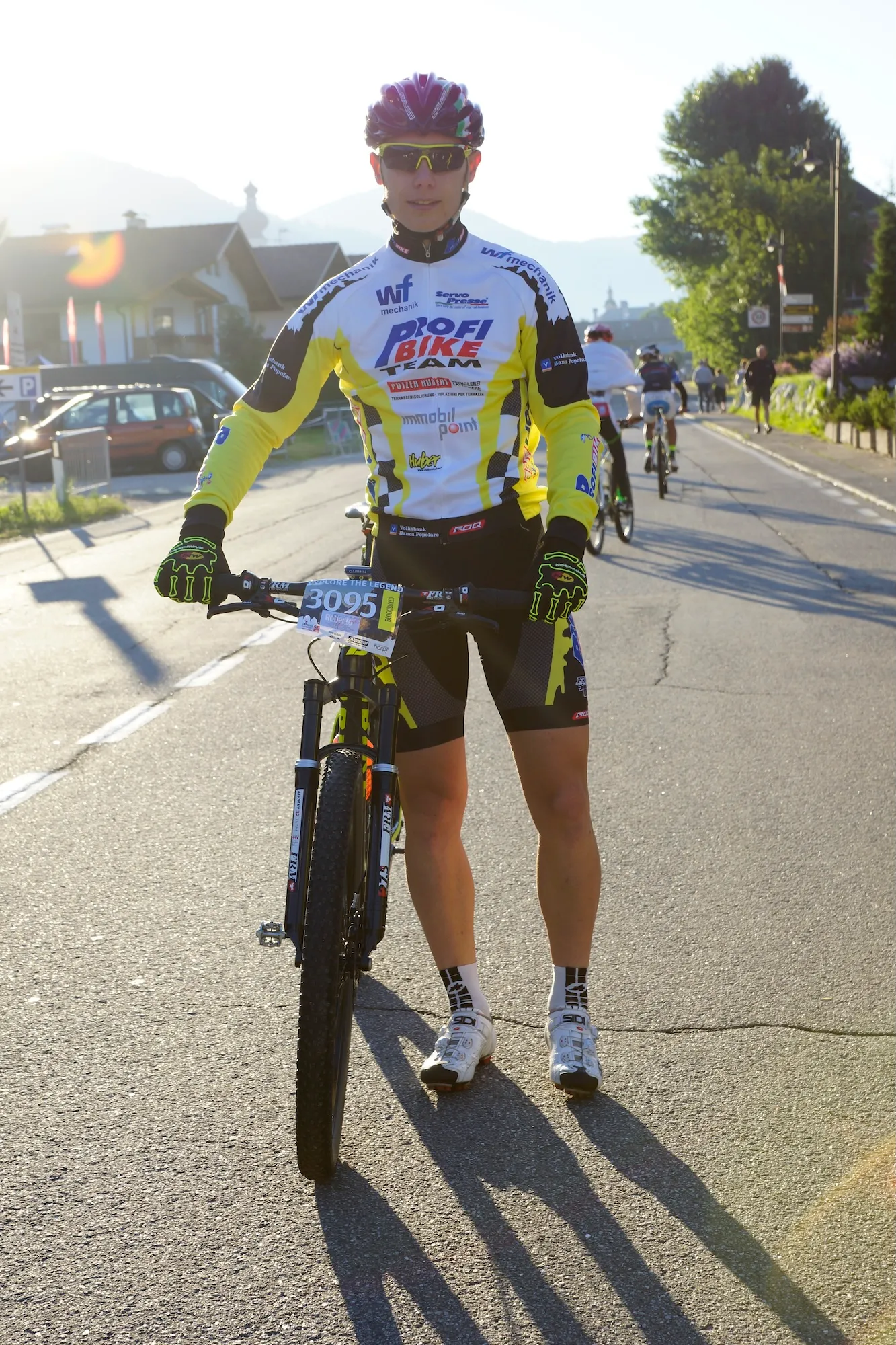 Läufer oder Sportler steht auf einer Straße in sportlicher Kleidung