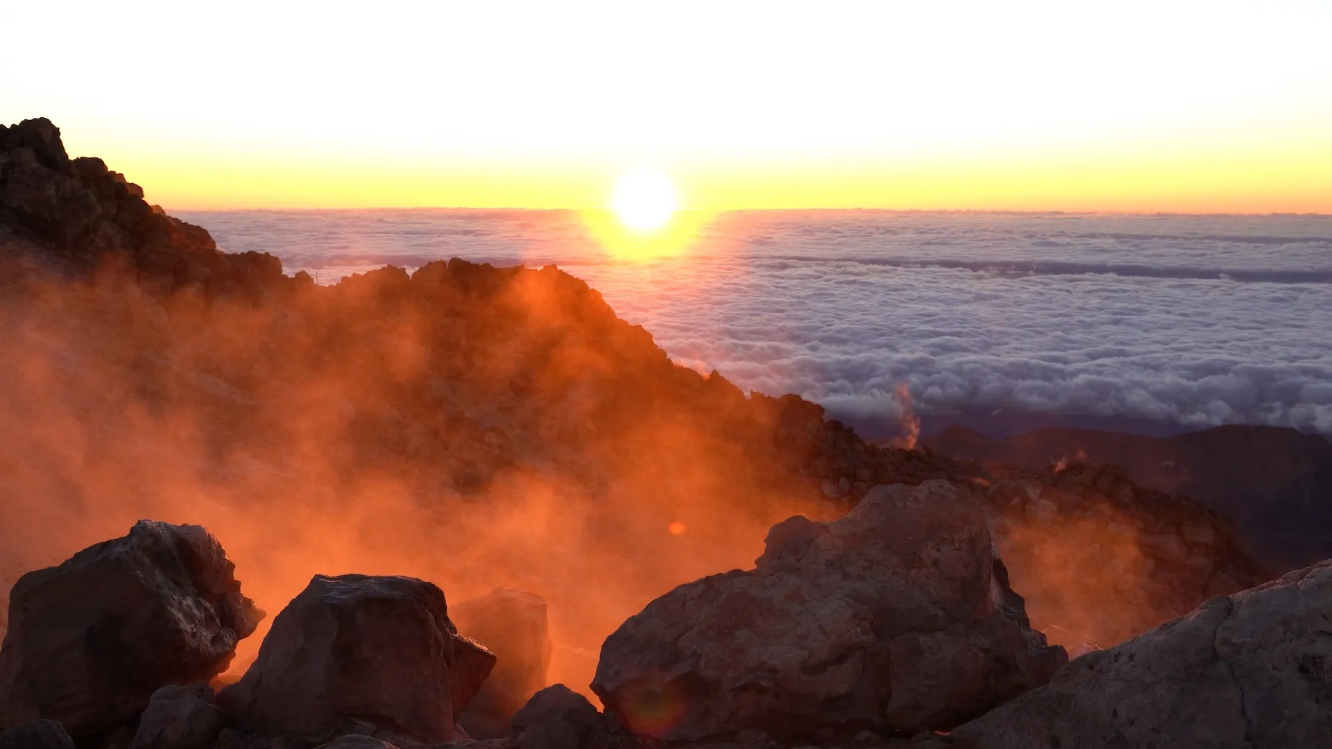Rote Lava oder Abendglut leuchtet über vulkanischem Gelände