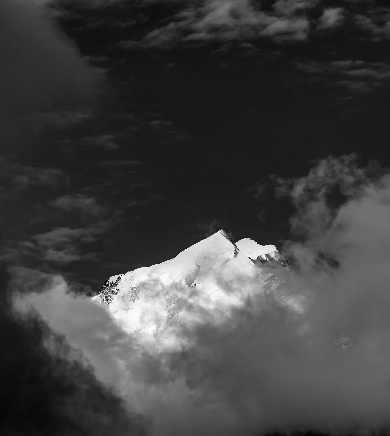 Dramatische Wolkenformation am Himmel über dunkler Landschaft am Mt. Cook in Neuseeland