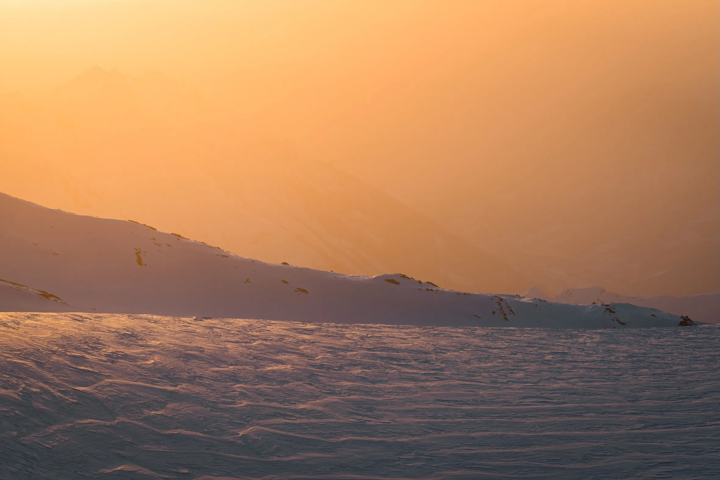 Sonnenaufgang über einer verschneiten Landschaft