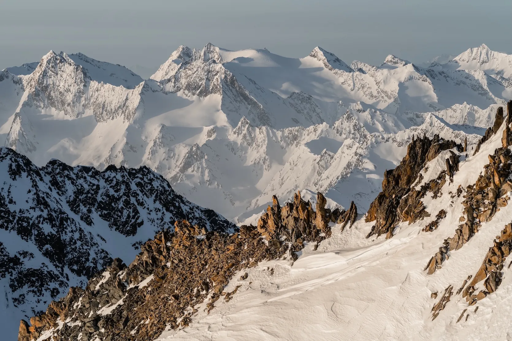 Blick auf ein verschneites Bergpanorama bei klarem Wetter
