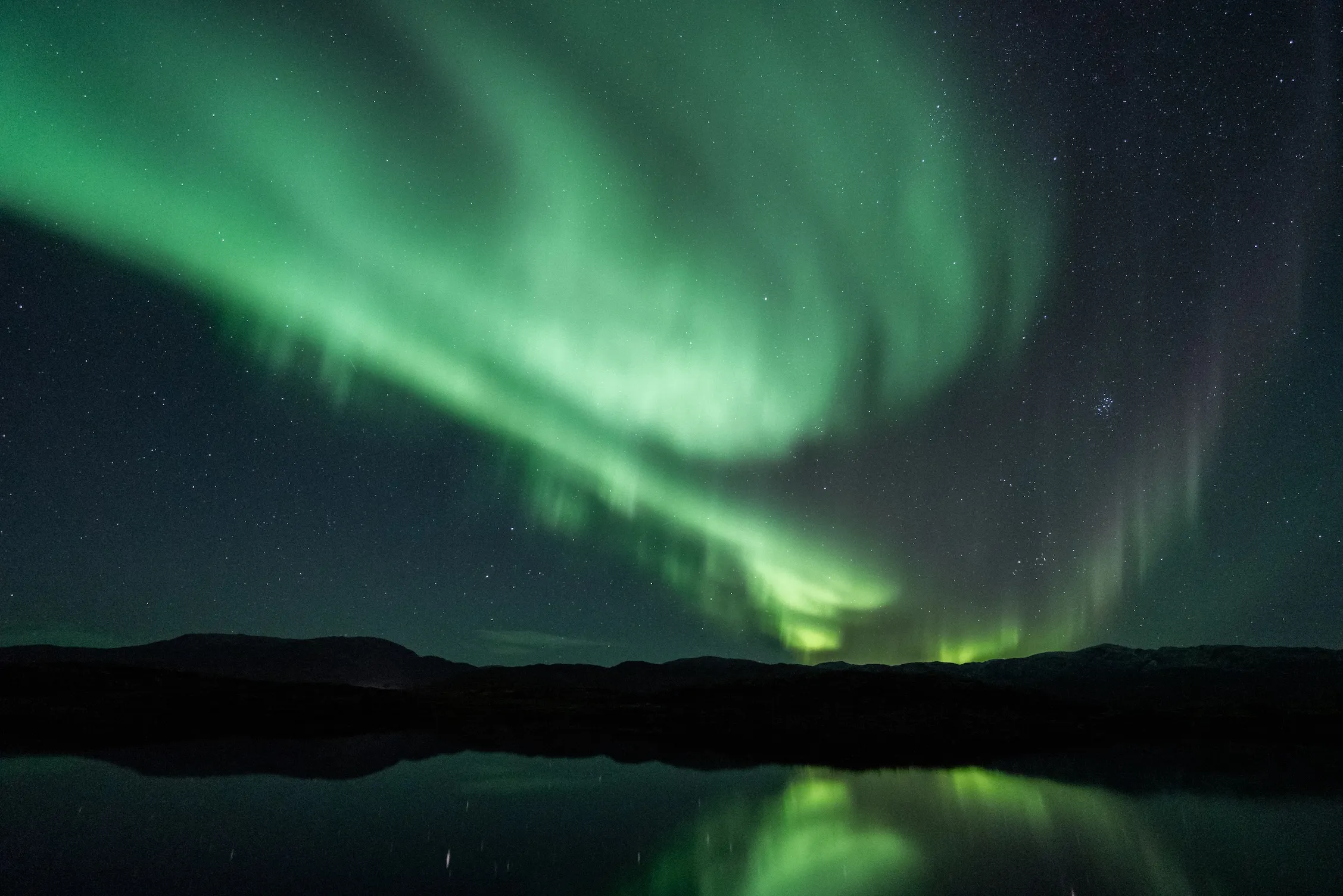 Nordlichter über einem dunklen See