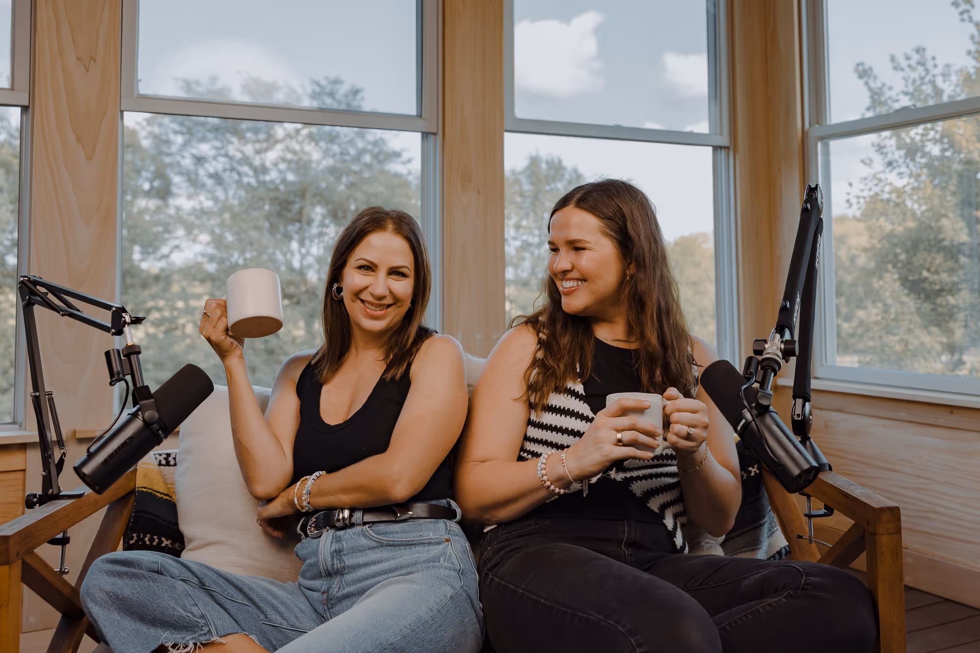 2 women sitting on a couch having a podcast