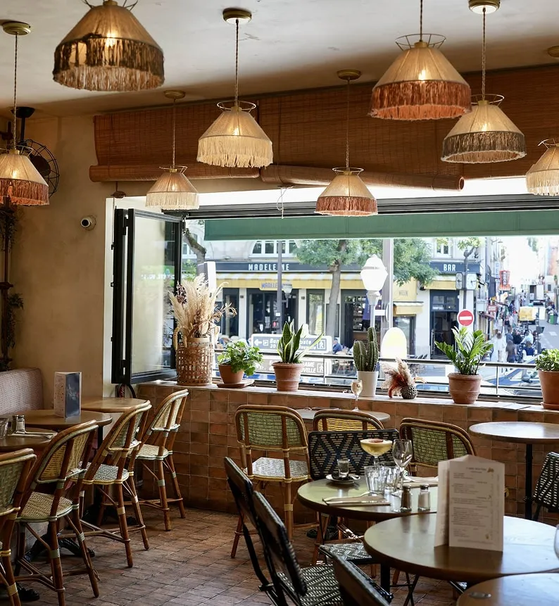 Intérieur chaleureux de la brasserie avec luminaires en osier