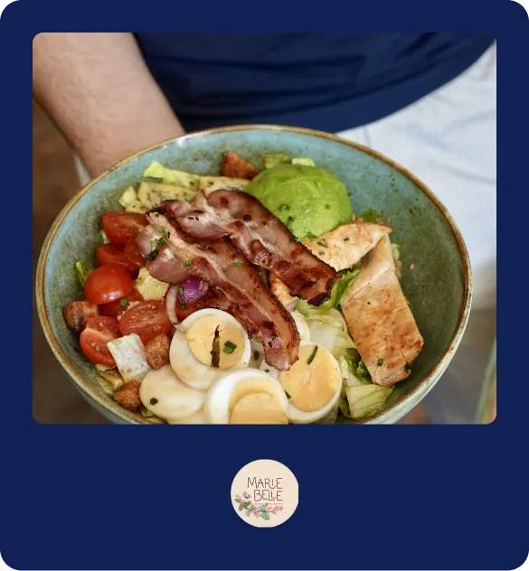 Bol de brunch avec œufs, avocat et bacon croustillant