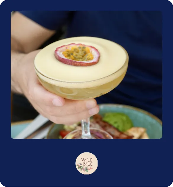 Cocktail à la passion tenu à la main