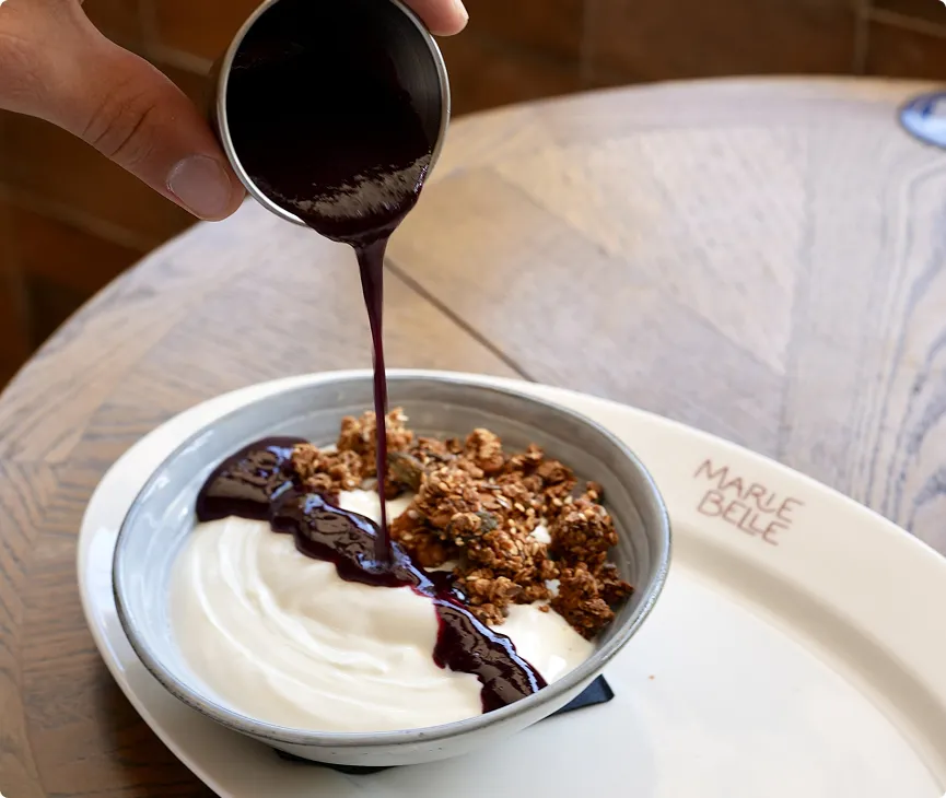 Sauce chocolat versée sur un dessert gourmand