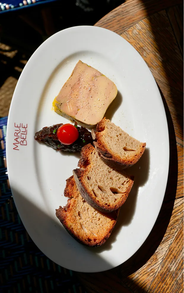 Assiette de pâtisseries variées avec fruits rouges