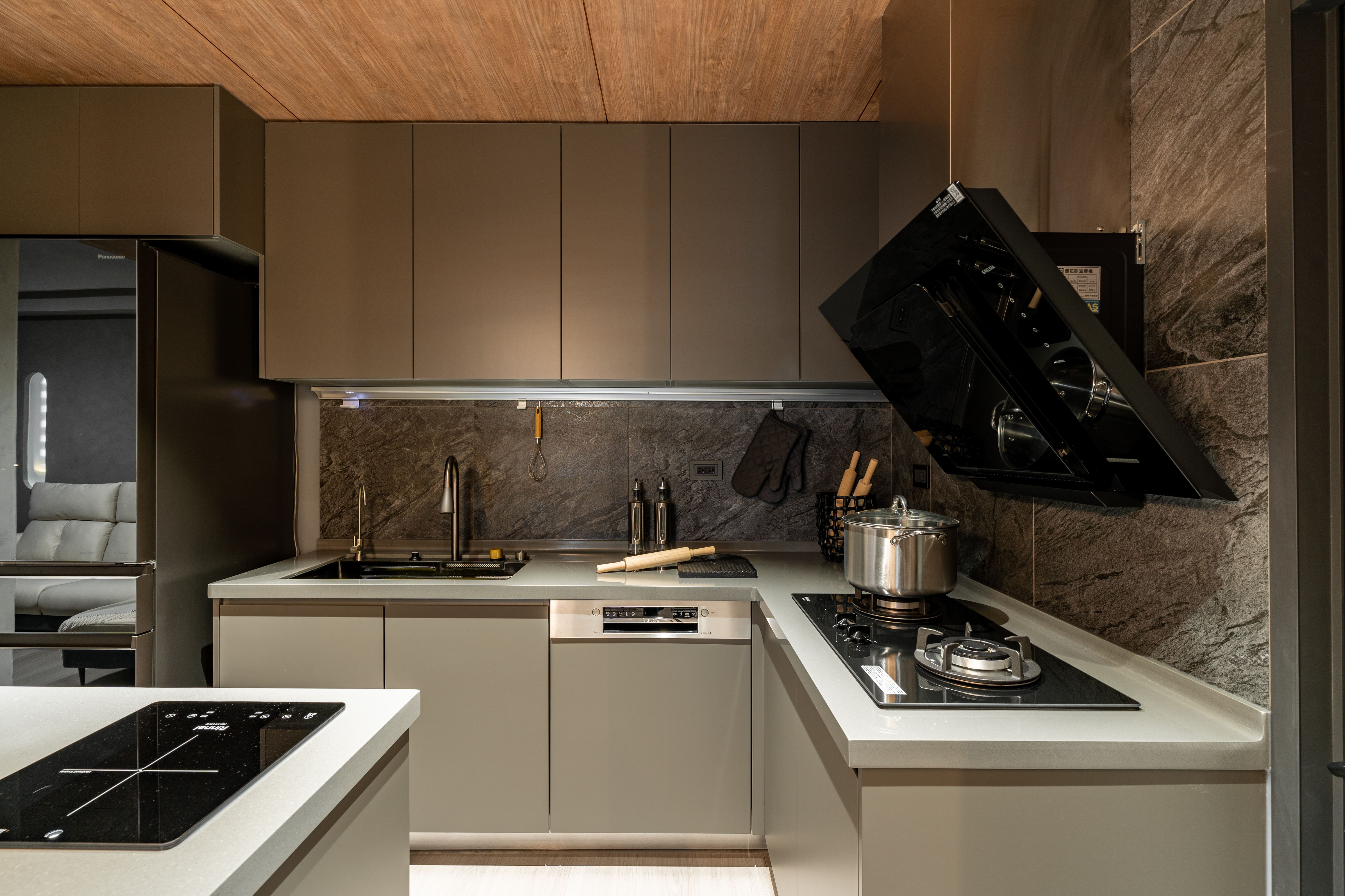 [background image] image of office environment (for a blockchain and cryptocurrency)