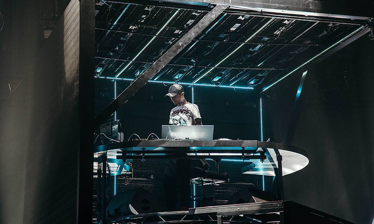 Deadmau5 in his Cube V3 playing music