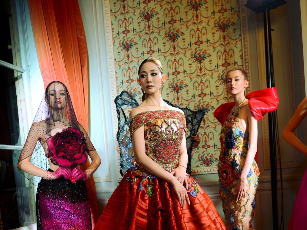 Retour sur le défilé de Maquinn & Veronika Jeanvie à la Fashion Week de Septembre 2024.