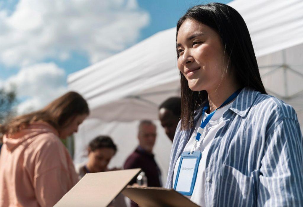 Việc nhờ người viết bằng tiếng Việt là hoàn toàn hợp lý, miễn là bạn xử lý phần ngôn ngữ và tính xác minh cẩn thận