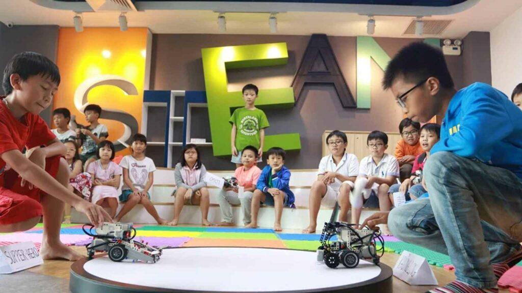 Trại hè học thuật thường được tổ chức bởi các trung tâm đào tạo, trường đại học hoặc tổ chức giáo dục uy tín