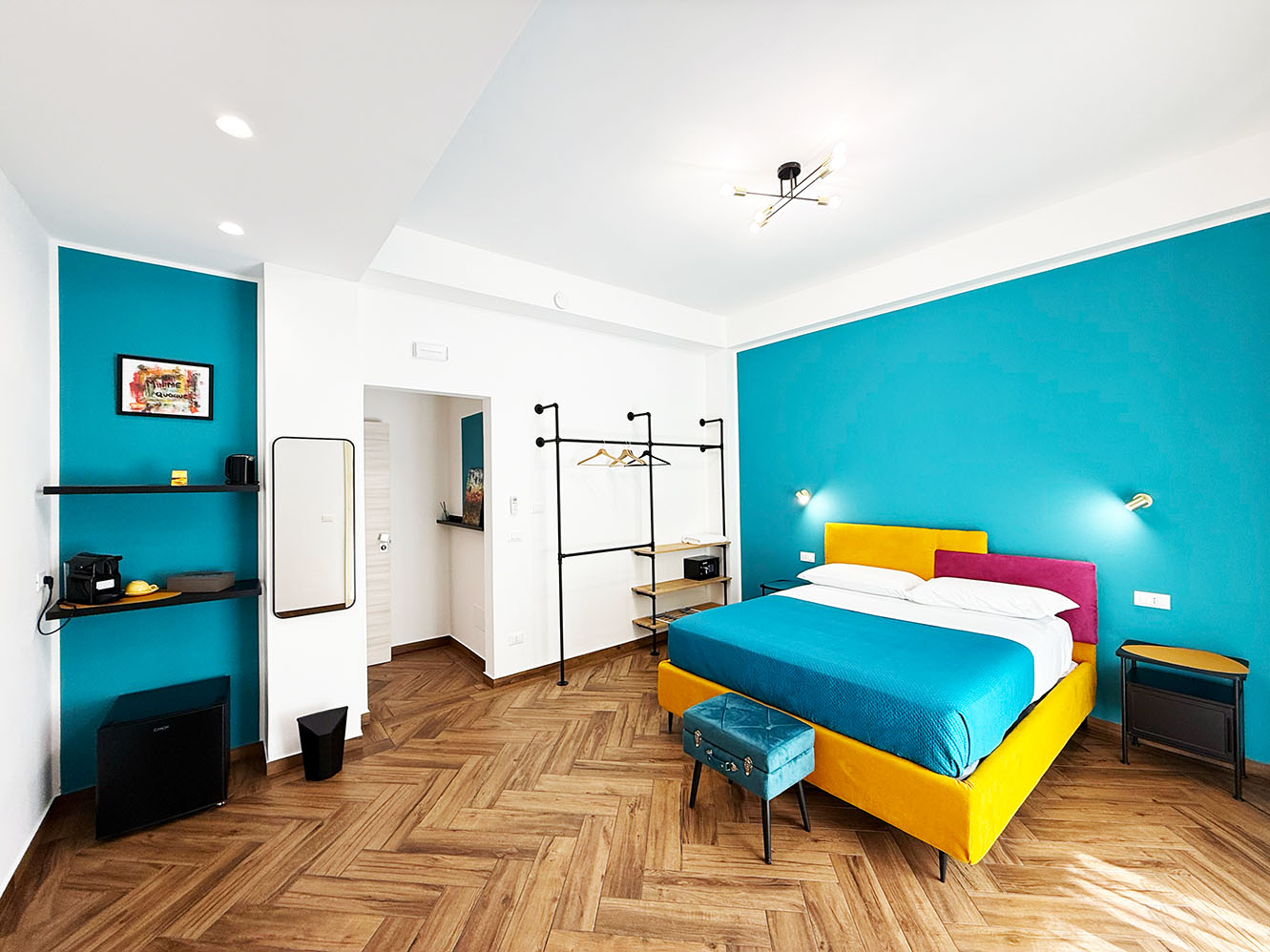 Camera matrimoniale con pareti artistiche colorate - Ypnos B&B Reggio Calabria