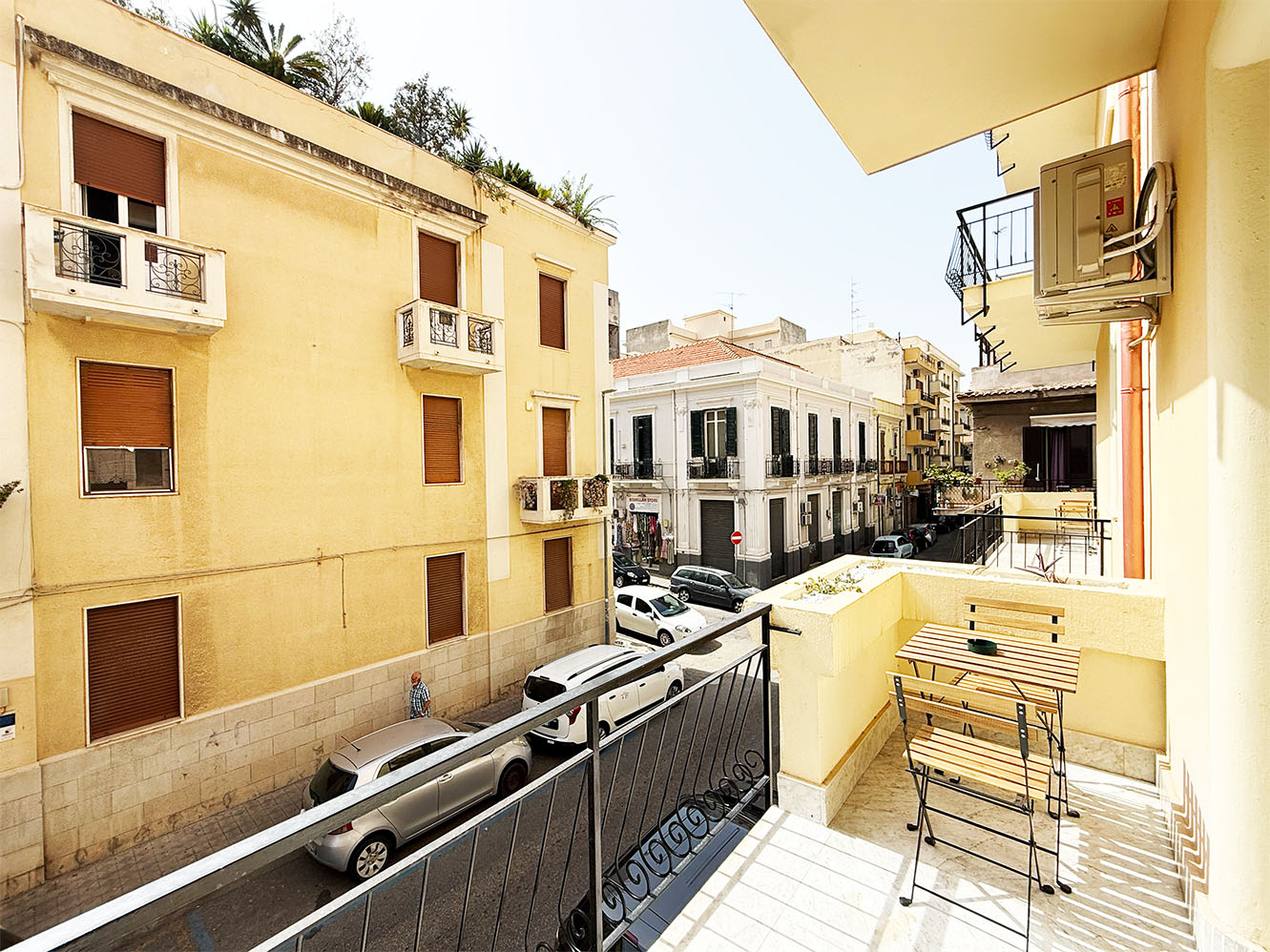 Camera matrimoniale con pareti artistiche colorate - Ypnos B&B Reggio Calabria