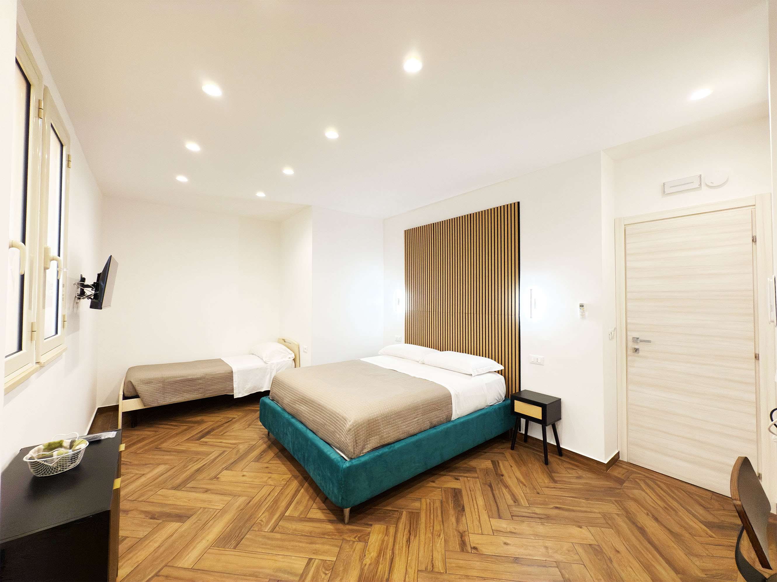 Camera Family con letto matrimoniale e singolo - Ypnos B&B Reggio Calabria