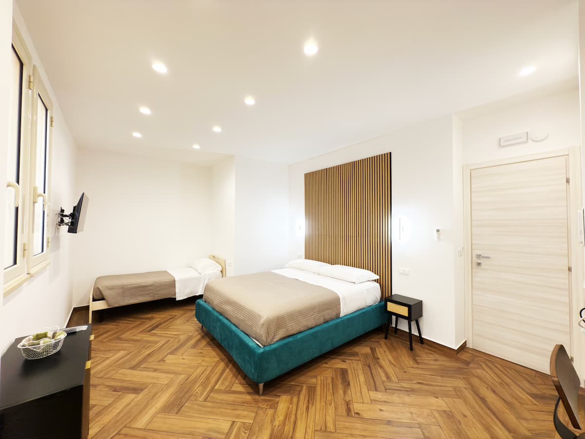 Camera Family con letto matrimoniale e singolo - Ypnos B&B Reggio Calabria