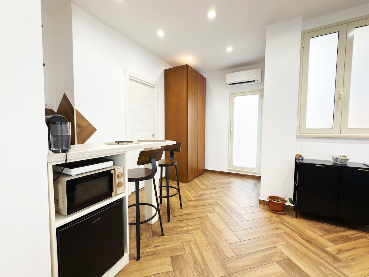 Letto matrimoniale e zona relax in Family Room