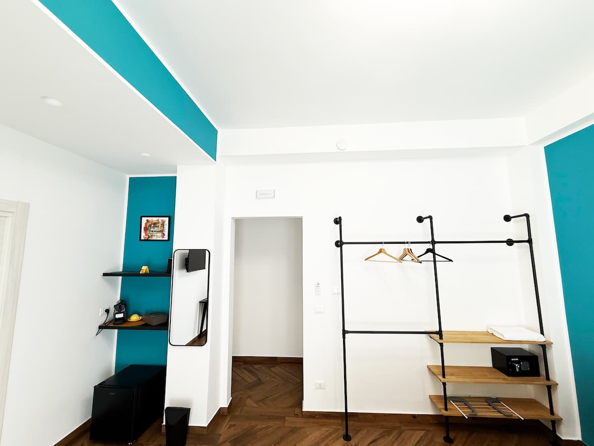 Dettaglio camino e arredamento industriale in camera