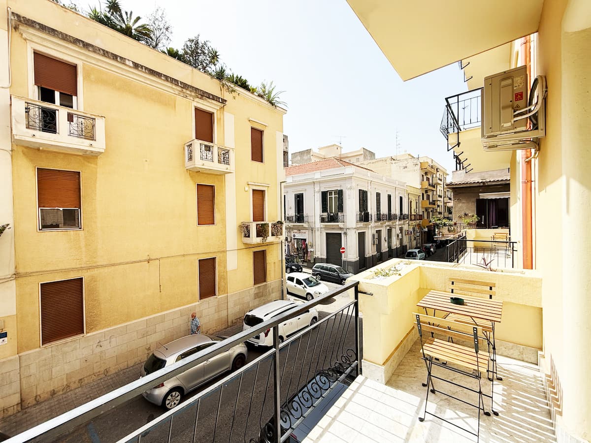 Vista luminosa della camera matrimoniale con pareti blu