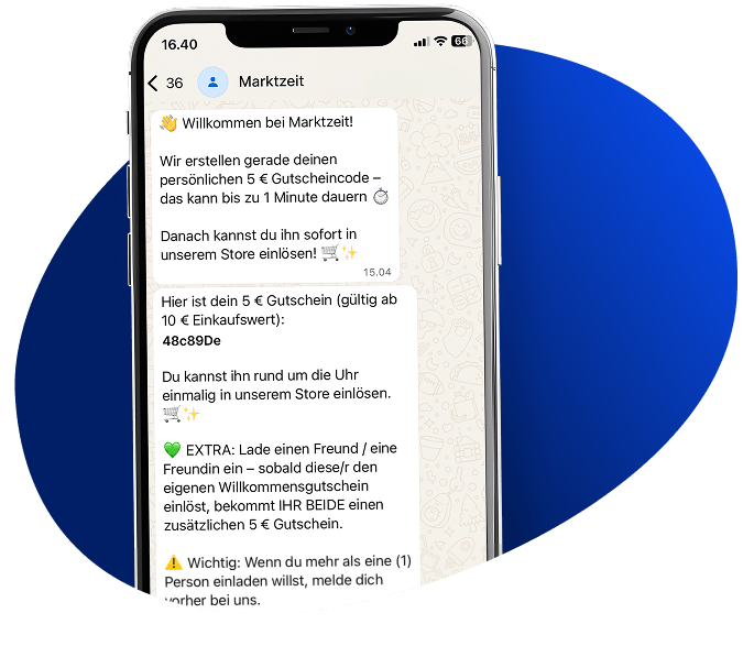Auf dem Bildschirm eines Smartphones wird eine deutsche Chatnachricht von Marktzeit angezeigt, die einen 5-Euro-Gutscheincode sowie Anweisungen zur Einlösung und zur Einladung eines Freundes enthält.