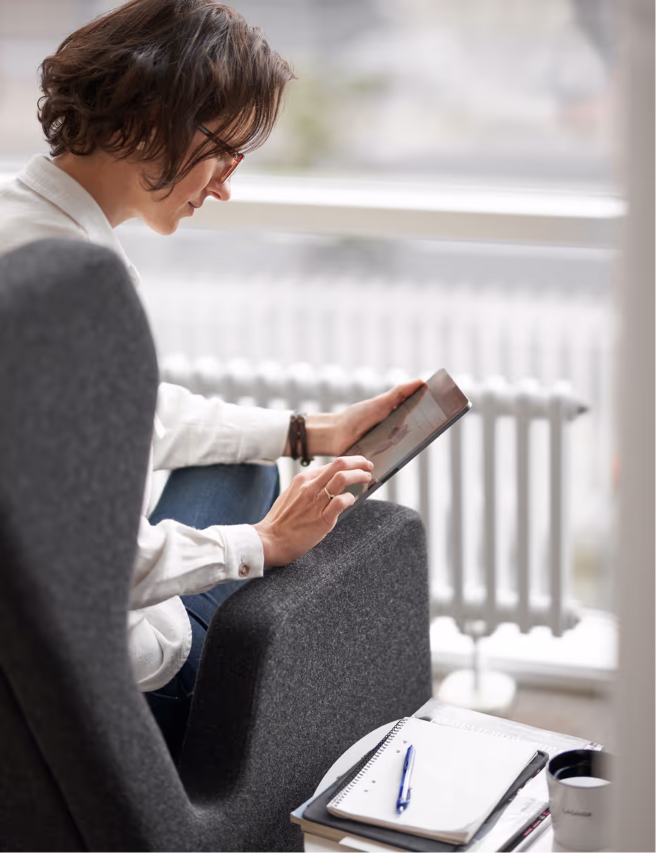 Frau tippt auf Tablet in Ihrer Hand