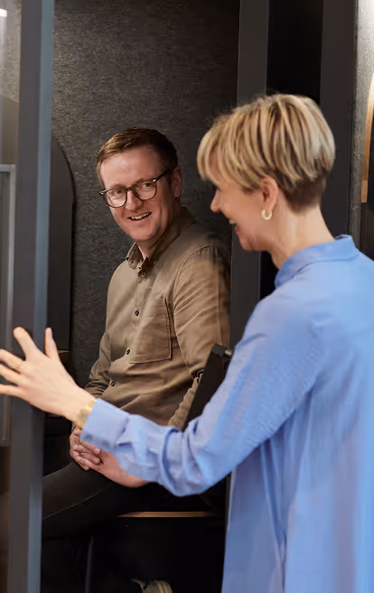 2 Büroangestellte im Gespräch