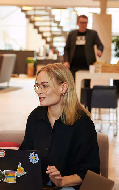 Büroangestellte im Gespräch