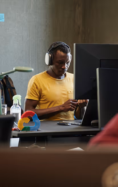 Büroangestellter am Arbeitsplatz