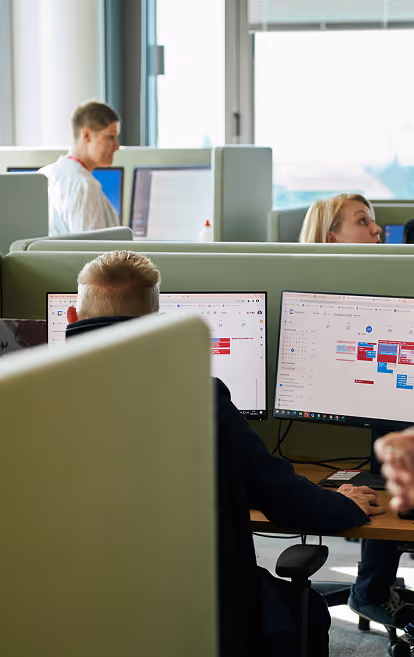 Büroangestellte im Büro