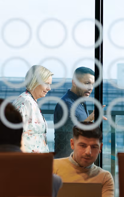 Büro mit Büroangestellten