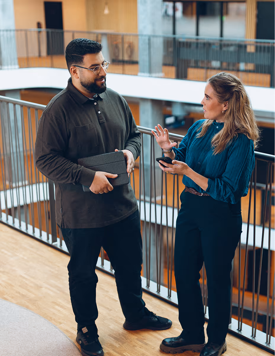 2 Büroangestellte im Gespräch