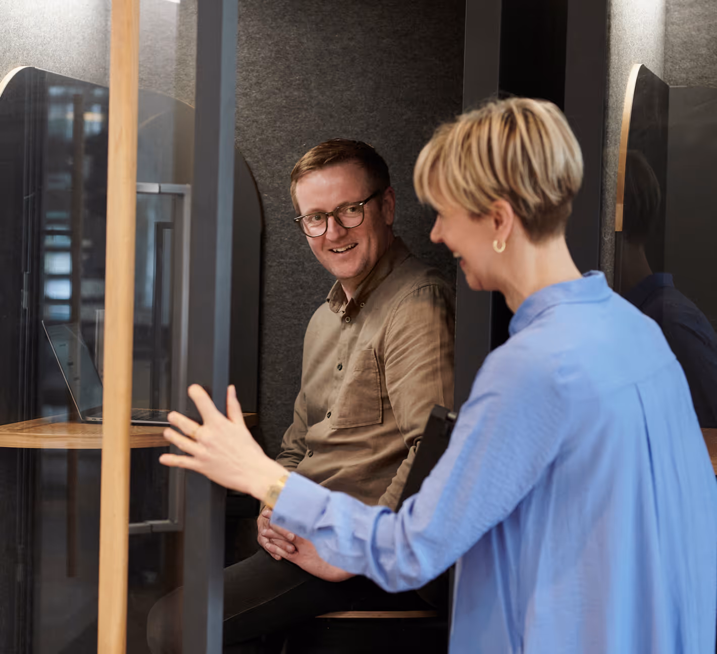 2 Büroangestellte im Gespräch