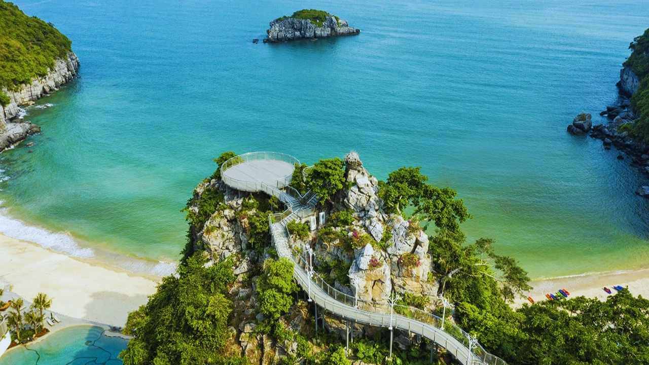 The cliffside walkway and viewpoint between the Cat Co Beaches.
